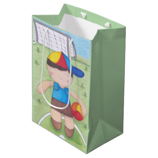O Menino de Boné e a Bola Mittlere Geschenktüte (Vorderseite Schrägansicht)