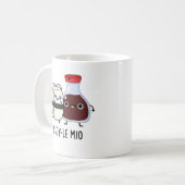 O soy-le-mio Funny Singing Soy Sauce Pun Kaffeetasse (Vorderseite Links)