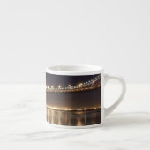 Oakland-Bucht-Brückennachtreflexionen Espressotasse (Rechts)