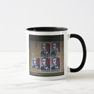 Obama unterschreibt in ein zugenageltes Fenster ei Tasse