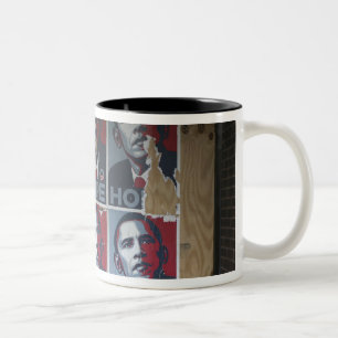 Obama unterschreibt in ein zugenageltes Fenster ei Zweifarbige Tasse