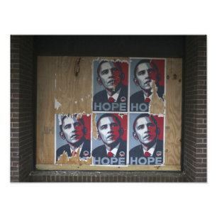 Obama unterschreibt in einem zugenagelten Fenster  Fotodruck
