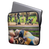 Obdachlose Lady Napping auf einer Parkbank Laptopschutzhülle (Vorderseite Links)