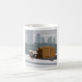 Obdachloser Mann mit Hilfesignal Stadtarmut Kaffeetasse (Mittel)
