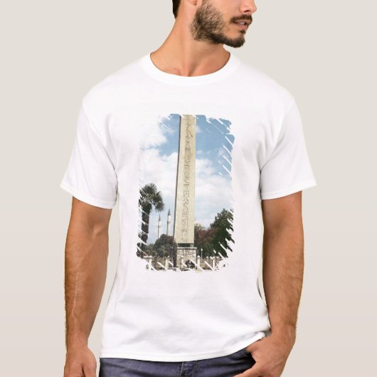 Obelisk von Theodosius I, mit einer römischen T-Shirt (Vorderseite)