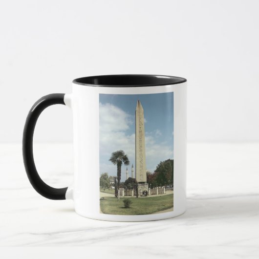 Obelisk von Theodosius I, mit einer römischen Tasse (Links)
