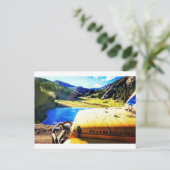 Oben am Gelben Jeep mit Bergen Postkarte (Stehend Vorderseite)