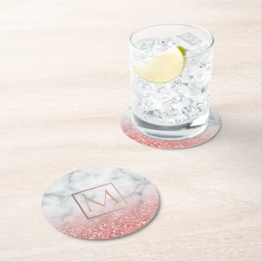 Ober-Rose-Goldmonogramm auf weißem Marmorstein Runder Pappuntersetzer (Vor Ort)