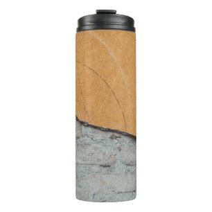 Oberfläche aus grauem Beton Thermosbecher