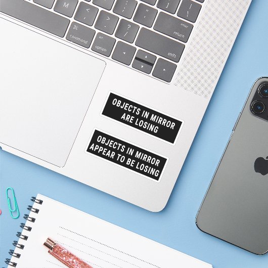 Objekte im Spiegel verlieren Aufkleber (Laptop mit iPhone)