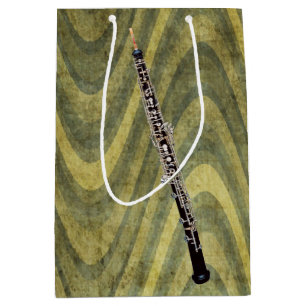 Oboe auf gewelltem grünem gestreiftem Hintergrund Mittlere Geschenktüte