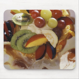 Obstsalat mit Eiscreme. Mousepad