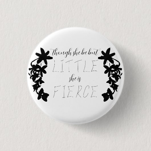 "Obwohl sie nur klein ist, ist sie filigraner" Mit Button (Vorderseite)