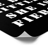 "Obwohl sie nur wenig ist, ist sie erbittert." Poster (Ecke)