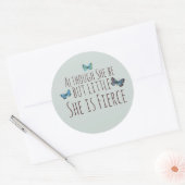 Obwohl sie nur wenig ist, ist sie erbittert runder aufkleber (Umschlag)