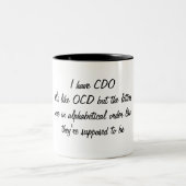OCD in alphabetischer Reihenfolge Zweifarbige Tasse (Mittel)