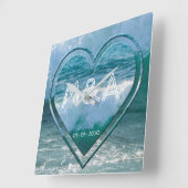 Ocean, Beach Life Wedding Couple Initialen und Dat Quadratische Wanduhr (Winkel)