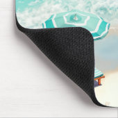 Ocean Beach mit Chaise Lounge und Regenschirm Mousepad (Ecke)