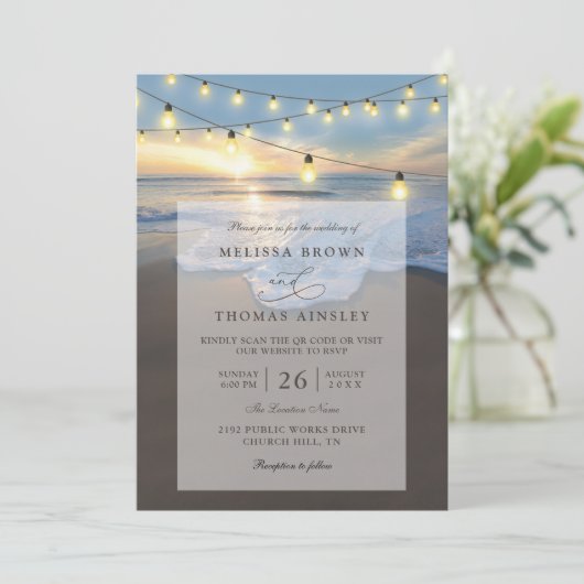 Ocean Beach Seaside String Lights QR Code Wedding Einladung (Stehend Vorderseite)