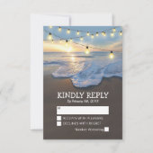 Ocean Beach String Lights Wedding RSVP Karte (Vorderseite)