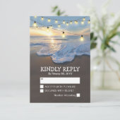 Ocean Beach String Lights Wedding RSVP Karte (Stehend Vorderseite)