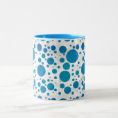 Ocean Blue Polka Dots Zweifarbige Tasse (Mittel)