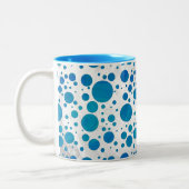 Ocean Blue Polka Dots Zweifarbige Tasse (Links)