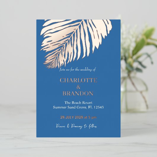 Ocean Blue Tropical Palm Leaf Wedding Gold Folieneinladung (Stehend vorne)
