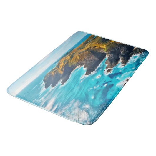 Ocean Cliffs: Wilde Küste Badematte (Schrägansicht)