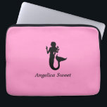 Ocean Glow_Black-on-Pink Mermaid_personalisiert Laptopschutzhülle<br><div class="desc">Um es zu personalisieren,  fügen Sie einfach Ihren Namen in das verfügbare Vorlagenfeld ein,  und Sie sind fertig. Wenn Sie kreativ sind,  können Sie auch Größe,  Platzierung,  Farbe und sogar die Anzahl der Meerjungfrauen ändern. Klicken Sie einfach auf "Anpassen" und lass den Spaß beginnen!</div>