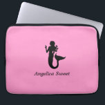 Ocean Glow_Black-on-Pink Mermaid_personalisiert Laptopschutzhülle<br><div class="desc">Um es zu personalisieren,  fügen Sie einfach Ihren Namen in das verfügbare Vorlagenfeld ein,  und Sie sind fertig. Wenn Sie kreativ sind,  können Sie auch Größe,  Platzierung,  Farbe und sogar die Anzahl der Meerjungfrauen ändern. Klicken Sie einfach auf "Anpassen" und lass den Spaß beginnen!</div>
