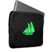 Ocean Glow_Green-on-Black Clipper Ship Laptopschutzhülle (Vorne Rechts)