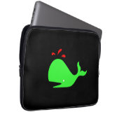 Ocean Glow_Spouty Whale Bright Green, Rot auf schw Laptopschutzhülle (Vorne Rechts)
