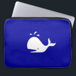 Ocean Glow_White-on-Blue Whale Laptopschutzhülle<br><div class="desc">Es ist kein Zufall! Wenn Sie kreativ sind,  können Sie die Größe und Position von Walen oder die Hintergrundfarbe ändern. Klicken Sie einfach auf "Anpassen" und lass den Spaß beginnen!</div>