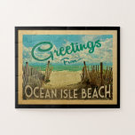 Ocean Isle Beach Jigsaw Puzzle Vintage Reise<br><div class="desc">Dieses Vintage Design aus der Postkarte des Ocean Isle Beach besticht durch einen Sandstrand mit türkisblauem Meerwasser und einen blauen Himmel mit duftigen weißen Wolken. Im Vintage Reisen Stil.</div>