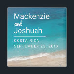 Ocean Magnet Beach Hochzeit Gefallen oder Keepake<br><div class="desc">Der Magnet für die Hochzeit in Urlaubsort eines Paares mit Namen, Hochzeitsdatum und Lage mit einer tieftürkisblauen tropischen Meereswelle, die an Land zu einem weichen Sandstrand führt. Diese robusten Magnete sind ideal, um die Dattelkarten zu speichern, oder als Gunst oder Sake für Ihre Gäste oder Ihr Brautparty. Klicken Sie auf...</div>