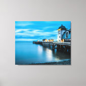 Ocean Pier Lights – Tranquil Evening Reflections Leinwanddruck (Vorderseite)