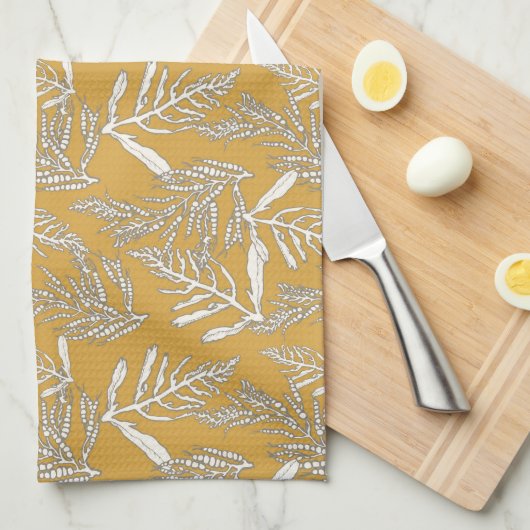 Ocean Sea Kelp am Strand in Gold Geschirrtuch (Viertel Falte)