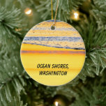 Ocean Shows, WA, Beach Sunset Foto Keramik Ornament<br><div class="desc">Abstrakte pastellblaue und gelbe Szene an der Küste zwischen Sandstrand und Meer.  Das Foto wurde bei Sonnenuntergang im Dorf Ocean Shores,  Washington,  auf der Olympischen Halbinsel im großen pazifischen Nordwesten aufgenommen.  Vogelbeobachter und Strandbewohner strömen in diese Gegend,  um die kilometerlangen Sandstrände zu genießen.</div>