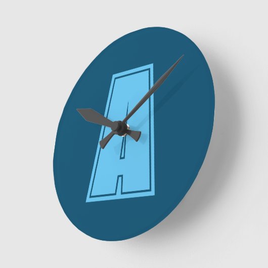 Ocean & Sky Blue Initial Monogram Calligraphy Chic Runde Wanduhr (Winkel)