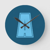 Ocean & Sky Blue Initial Monogram Calligraphy Chic Runde Wanduhr (Vorderseite)