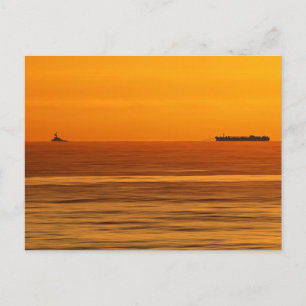 Ocean Tug und Barriere bei Sonnenaufgang Postkarte