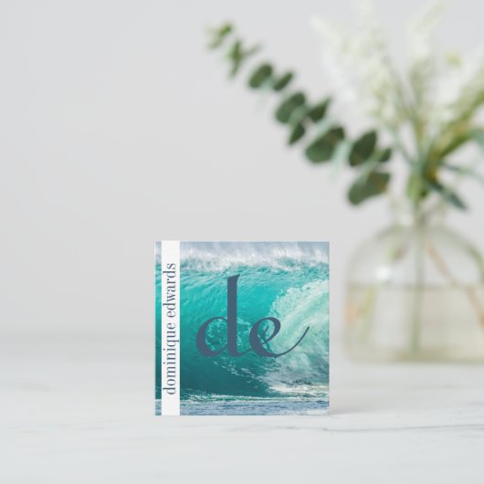 Ocean Wave Blue Beruflich QR Code Monogram Quadratische Visitenkarte (Stehend Vorderseite)