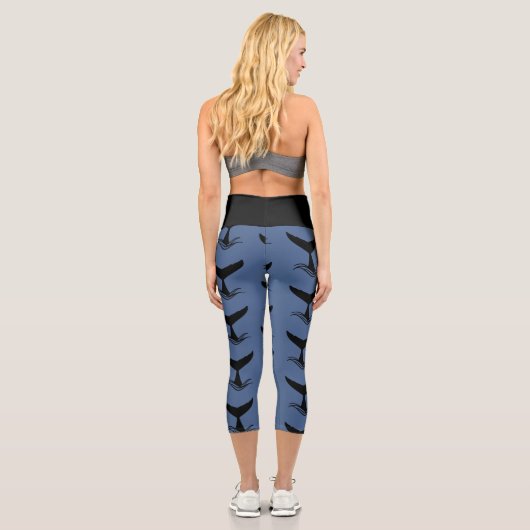 Ocean Wave Whale Schwanz Silhouette Capri Leggings (Rückseite)