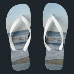 Ocean Waves Blue Sky Beach Sand Badesandalen<br><div class="desc">Hübscher blauer Himmel mit leicht flauschigen weißen Wolken, blaues Meer, abstürzenden Ozeanwellen und Sandunisex Flip Flops. Dargestellt mit breiten weißen Streifen und weißem Fußbett. Weitere Farben finden Sie in den Optionen für Flip Flops in Slim Straps. Ideal für Ihren Sommerspass, Ausflüge zum Strand, Ferien, Flitterwochen oder Hochzeit in Urlaubsort am...</div>