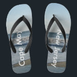 Ocean Waves Cape May New Jersey Badesandalen<br><div class="desc">Hübscher blauer Himmel mit leicht flauschigen weißen Wolken, blaues Meer, abstürzenden Ozeanwellen und Strand Sand am Cape May, New Jersey Spaß Unisex Flip Flops. Dargestellt mit breiten schwarzen Straps und schwarzen Fußbett. Weitere Farben finden Sie in den Optionen für Flip Flops in Slim Straps. Ideal für Ihren Sommerspass, Ausflüge zum...</div>