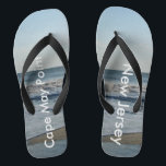 Ocean Waves CapMay Point New Jersey Badesandalen<br><div class="desc">Hübscher blauer Himmel mit leicht flauschigen weißen Wolken, blaues Meer, abstürzenden Ozeanwellen und Sandunisex Flip Flops. Dargestellt mit breiten schwarzen Straps und schwarzen Fußbett. Weitere Farben finden Sie in den Optionen für Flip Flops in Slim Straps. Ideal für Ihren Sommerspass, Ausflüge zum Strand, Ferien, Flitterwochen oder Hochzeit in Urlaubsort am...</div>