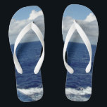 Ocean Waves Fluffy White Clouds Blue Sky Badesandalen<br><div class="desc">Mein originelles Fotodesign. Hübscher blauer Himmel mit flauschigen weißen Wolken, blaues Meer und weiße Foam Ocean Waves Unisex Flip Flops. Klicken Sie auf IT CUSTOMIZE, um mit Ihrem Namen oder Text zu personalisieren. Dargestellt mit breiten weißen Streifen und weißem Fußbett. Wählen Sie Ihre Stil Flip Flops aus den Optionen (Slim...</div>