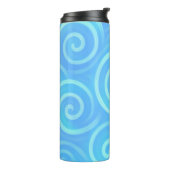 Ocean Waves of Pastel Dreams – Pastel Swirl Therma Thermosbecher (Nach links gedreht)