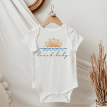 OCEANSIDE Watercolor Ocean Waves Sunset Beach Baby Baby Strampler<br><div class="desc">Dieser Baby-Stückjumper verfügt über einen Aquarell-Ozean-Sonnenuntergang gepaart mit einem niedlichen handgeschriebenen Schriftart mit den Worten "Beachbaby". Dieses Babycrawler-Outfit ist das ideale Geschenk für eine erwartende Mutter bei ihrer Babydusche oder ein niedliches tropisches Outfit für Ihre Kleine.</div>
